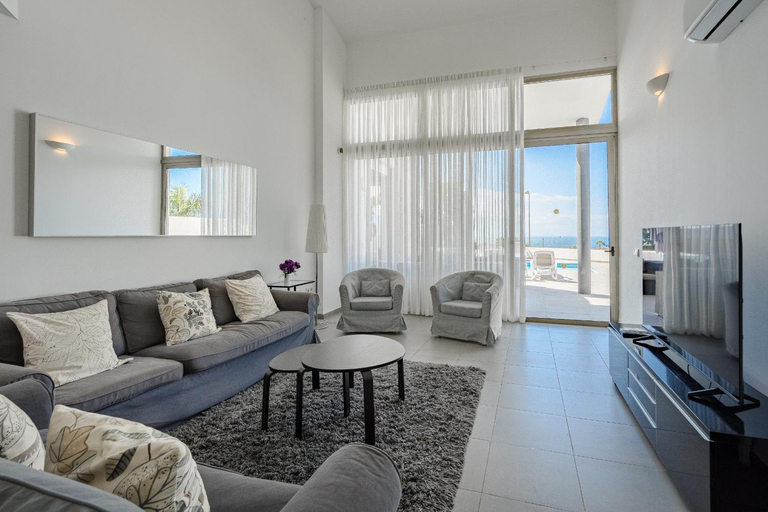 Shared lounge/TV area, Villa Caterina, Luxury Villa with Heated Pool Ocean View in Adeje, Tenerife, Santa Cruz de Tenerife