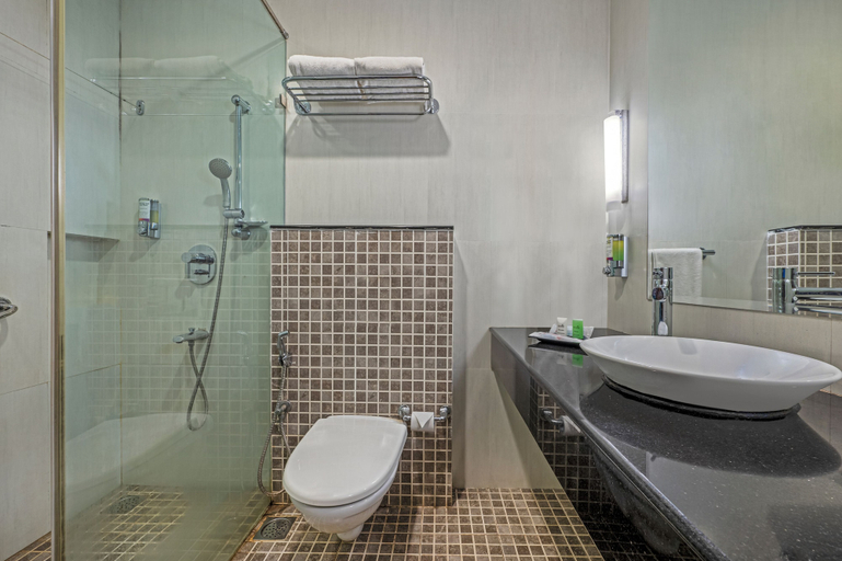 Bathroom 5, Sterling Ooty Fern Hill, The Nilgiris