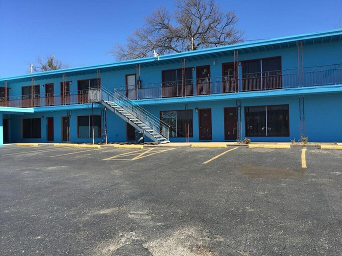Exterior & Views 2, Sundown Inn, Burnet