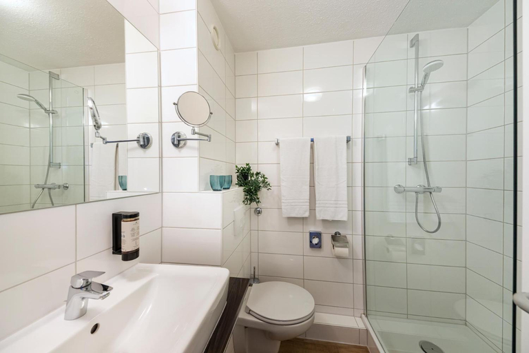 Bathroom 3, Achat Hotel Schwetzingen, Rhein-Neckar-Kreis