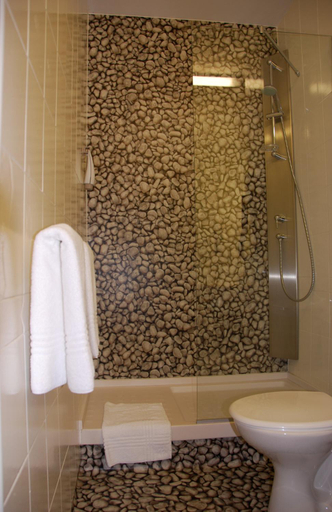 Bathroom 5, ibis Styles Roanne Centre Gare, Loire