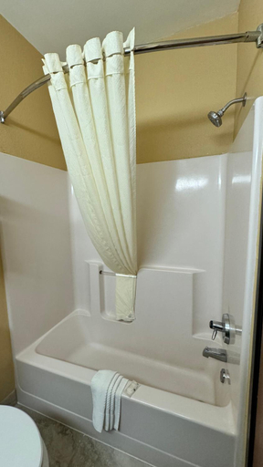 Bathroom 5, Quality Inn & Suites Eau Claire University Area, Eau Claire