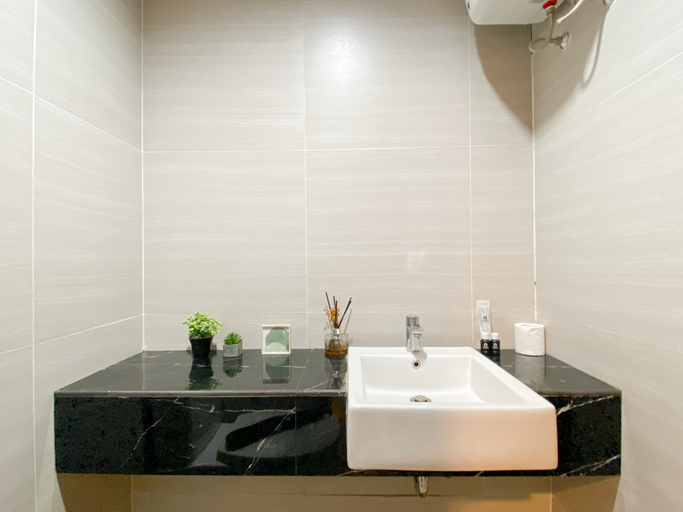 Bathroom 3, Warm Minimalist Studio Room at West Vista Apartment By Travelio, Jakarta Barat