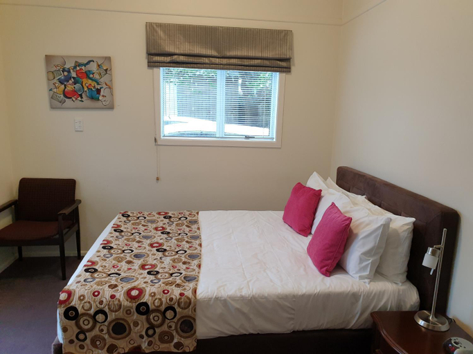 Bedroom 2, AT Eden Park Motel, Waitakere