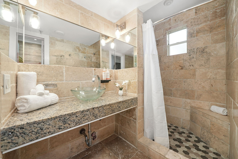 Bathroom 4, Chesterfield Hotel & Suites, Miami-Dade