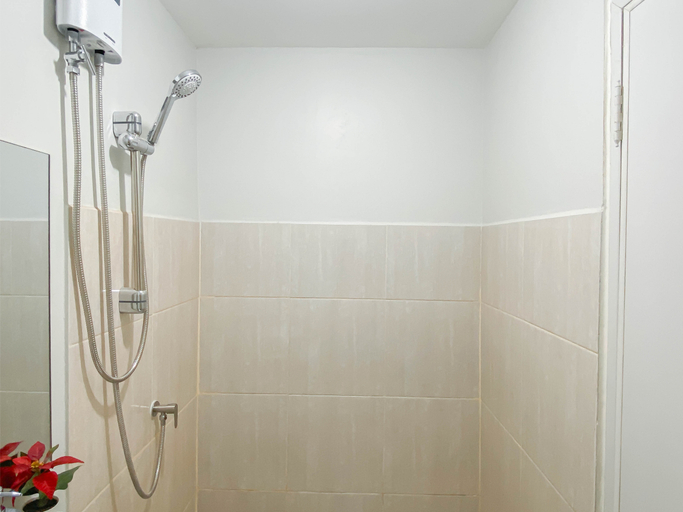 Bathroom 5, Basic Studio at Newville Lippo Cikarang Apartment By Travelio, Cikarang