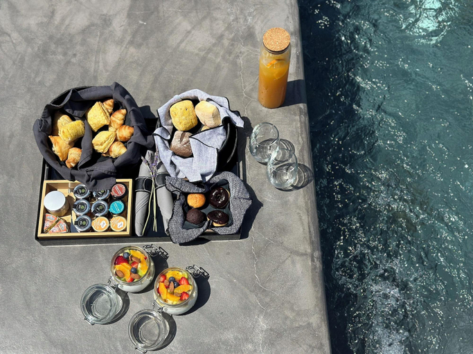 Food & Drinks 5, 270 Oia S View, South Aegean