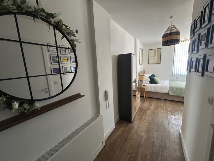 Others 5, Central 1-bed Studio, Sleeps 2 With City Views, Sefton