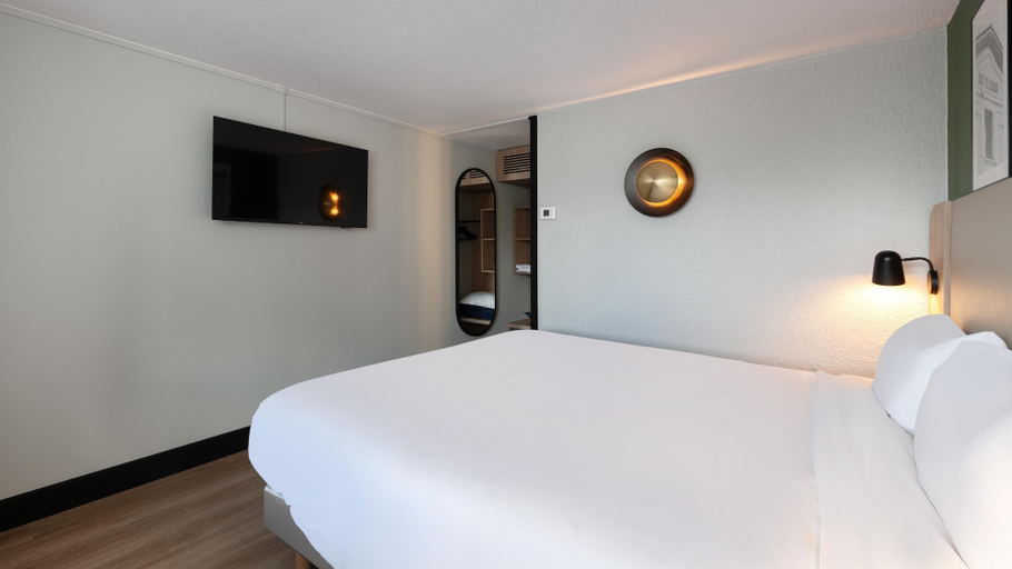 Bedroom 4, Campanile NATURE - Epône, Yvelines
