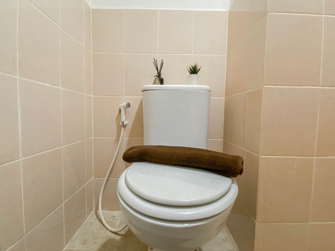 Bathroom 5, Basic 2BR Apartment Podomoro Golf View By Travelio, Bogor