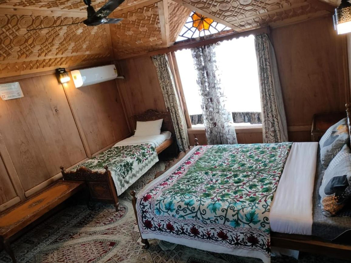 Others 5, Swift houseboats, Srinagar