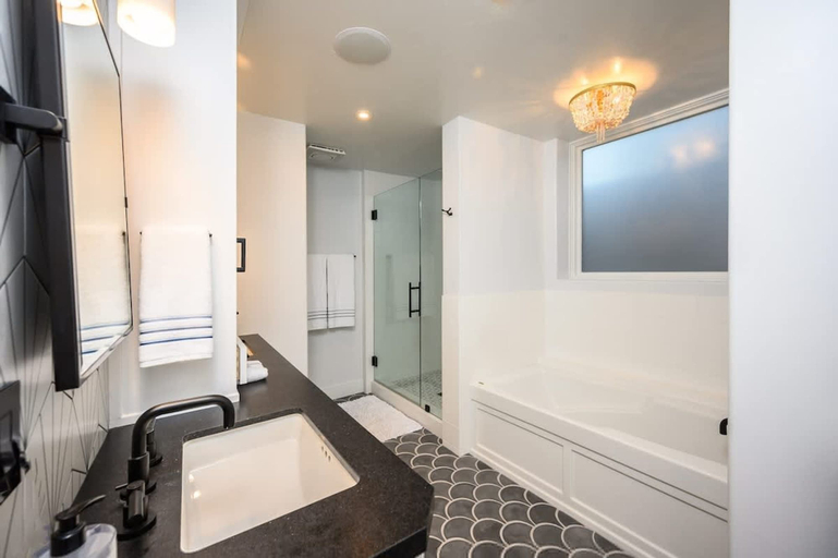 Room 5, Luxury Ocean View Escape Elegant 4BR Del Mar Home, San Diego