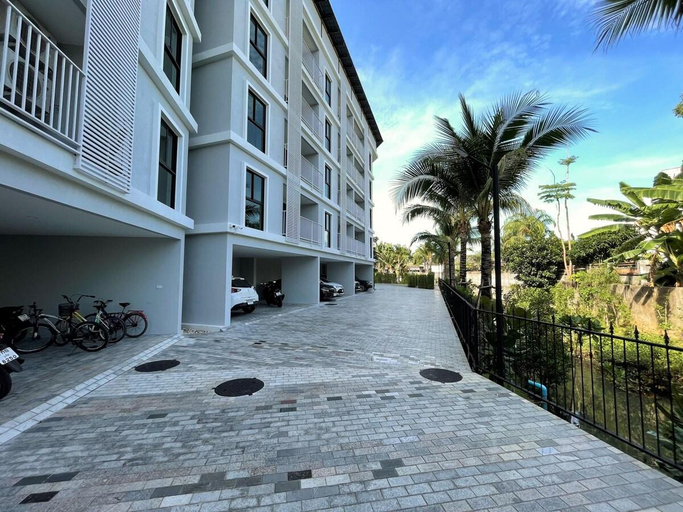 Exterior & Views