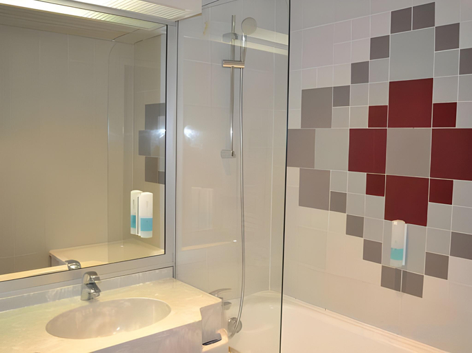 Bathroom 5, Hotel Quorum, Hauts-de-Seine