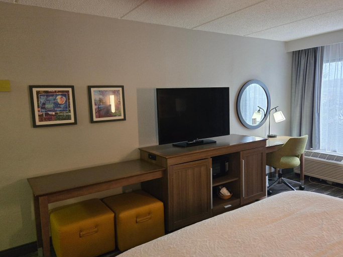 Bedroom 3, Hampton Inn Commerce, Banks