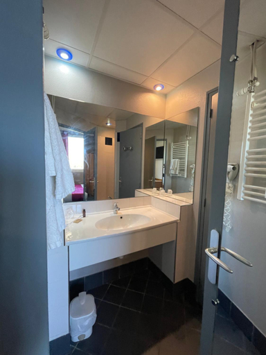 Bathroom 4, Hotel Le Saint Aubin, Seine-Maritime