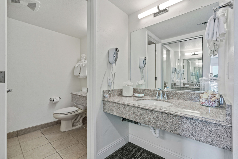 Bathroom 4, La Serena Inn, San Luis Obispo