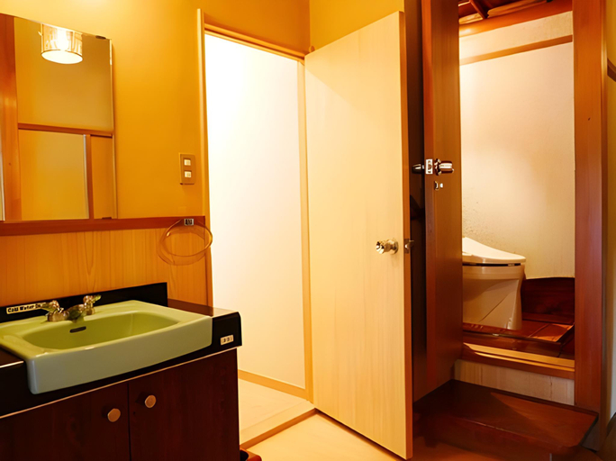Bathroom 3, K's House Ito Onsen - Historical Ryokan Hostel, Itō
