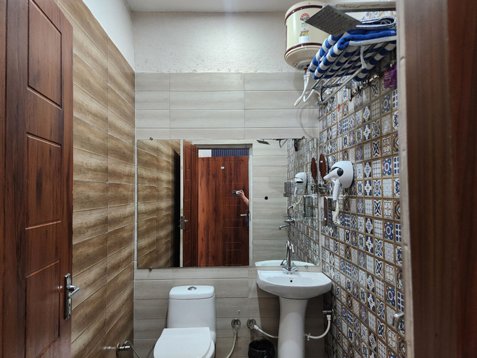 Bathroom, Stay On The Ganges, Garhwal