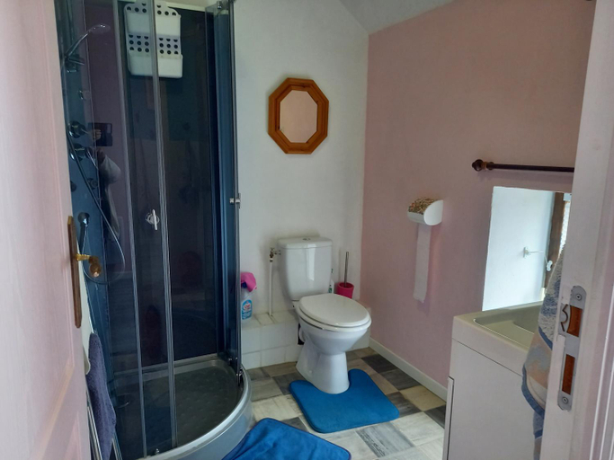 Bathroom 3, Aux Roses, Allier