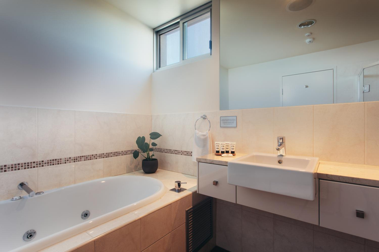Bathroom 4, Port Lincoln Hotel, Port Lincoln