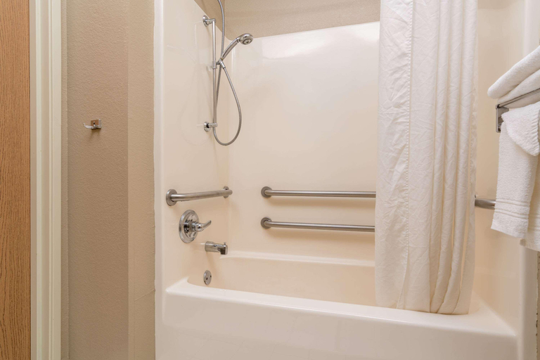 Bathroom 4, Super 8 by Wyndham Beresford, Lincoln