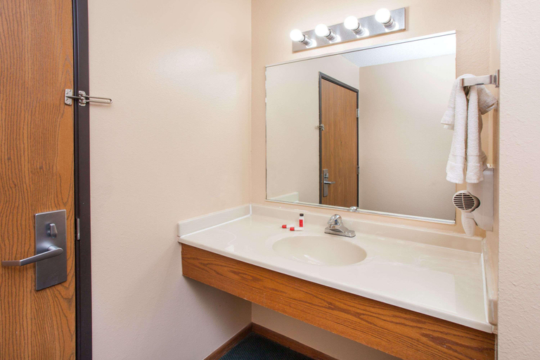 Bathroom 3, Circle S Motel Anamosa, Jones