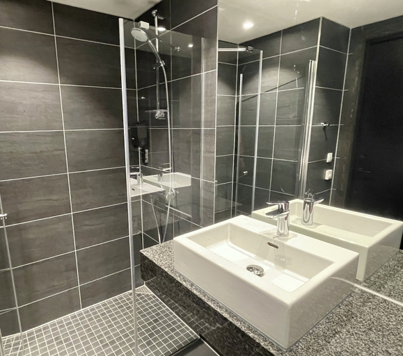 Bathroom 4, Gausta Sportell, Tinn