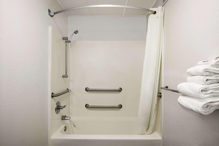 Bathroom, Super 8 by Wyndham Bowling Green, Pike