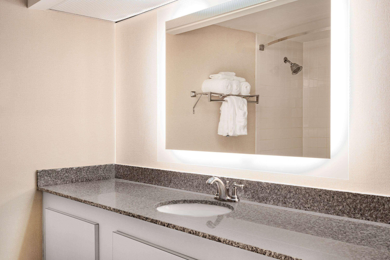 Bathroom 4, Howard Johnson by Wyndham Lima, Allen