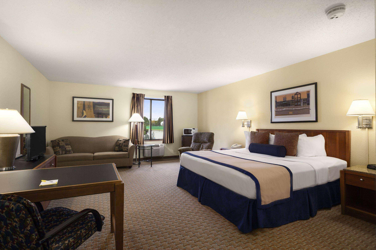 Bedroom 3, Days Inn by Wyndham Oglesby/ Starved Rock, La Salle