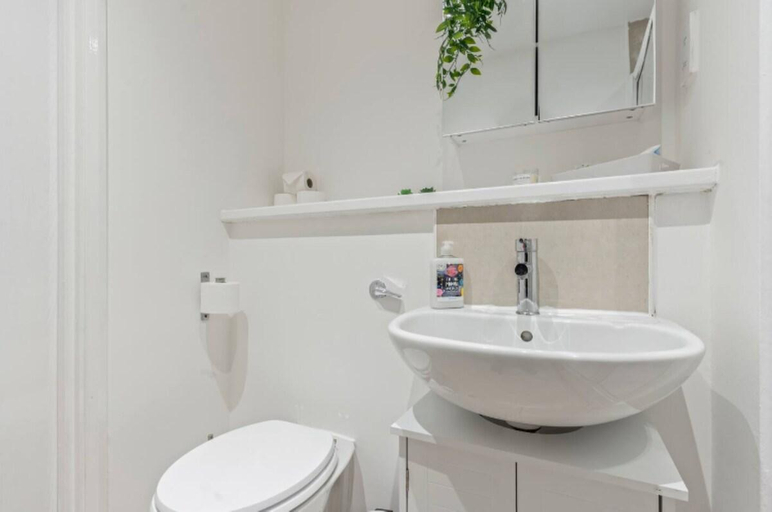 Bathroom 2, Desert Oasis 2Bed 2Bath | Free Parking & Netflix, Birmingham