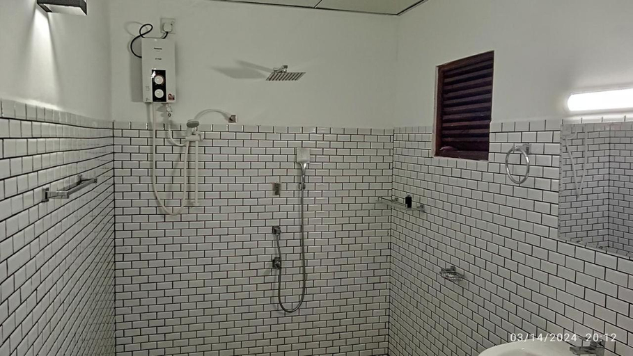 Bathroom 2, Walawe Palm Villa, Embilipitiya
