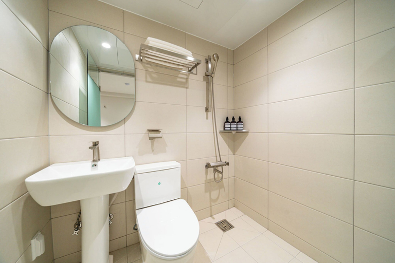 Bathroom 3, Cream Hotel, Guri