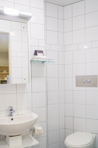 Bathroom 4, ibis Styles Invercargill, Invercargill
