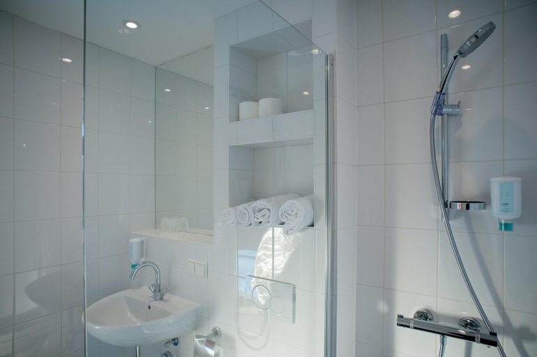 Bathroom 2, Hotel Grand Cafe Deight, Zandvoort