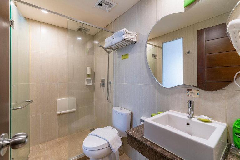 Bathroom 5, Ascent Hotel & Cafe Malang, Malang