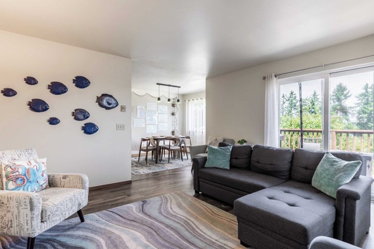Others 5, Seaside Getaway by Avantstay Deck w/ Views, Island