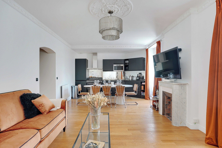Living area 5, Chic 2BR Retreat for 4P- Heart of Invalides, Paris