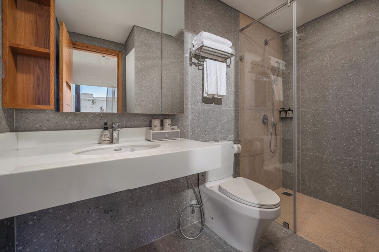 Bathroom 4, Vernal hotel & Apartment office, Da Nang