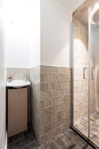 Bathroom 3, Elegance & Charm in Duplex 3br/8p - Heart 'marais', Paris