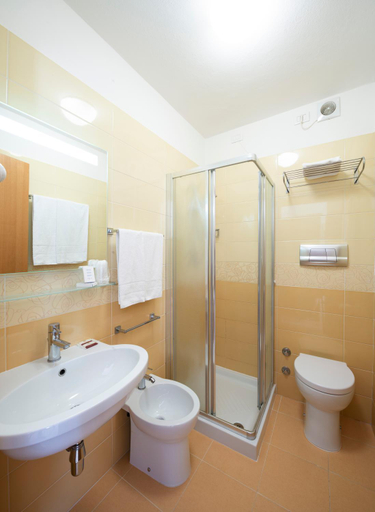 Bathroom 3, Hotel Columbus, Venezia