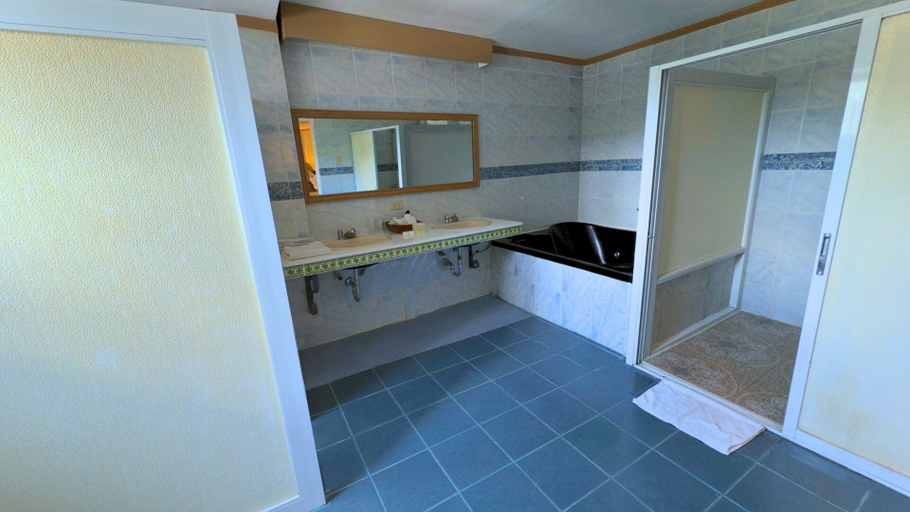 Bathroom 5, Whiterock Beach Hotel + Waterpark, Subic