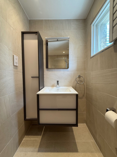 Bathroom 4, 5 Bed House - Sleeps 8 - Pets - Parking - Wifi, London