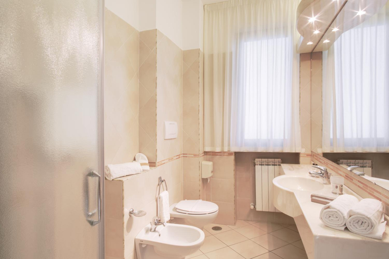 Bathroom 5, Hotel Caesar Residence & Spa, Lucca
