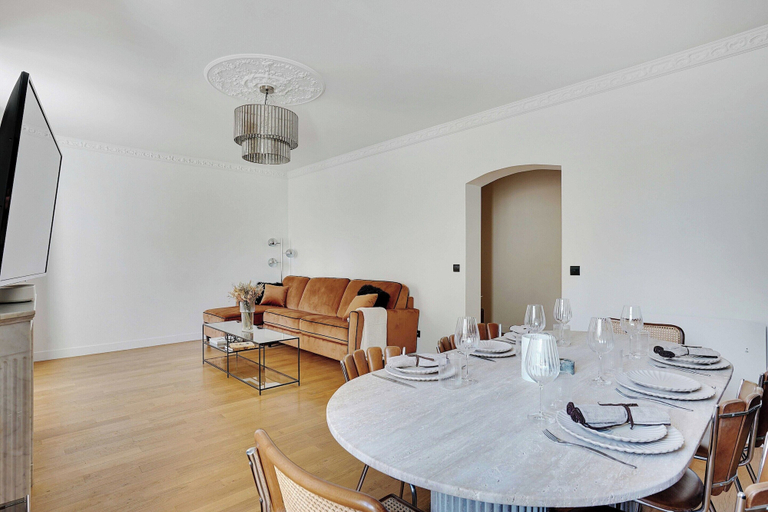 Dining 2, Chic 2BR Retreat for 4P- Heart of Invalides, Paris