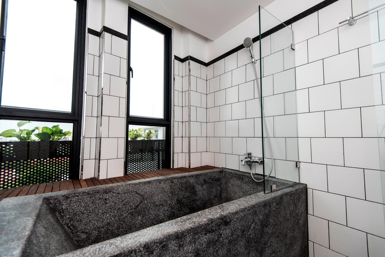 Bathroom 5, Aquarius Hotel & Urban Resort, Phnom Penh
