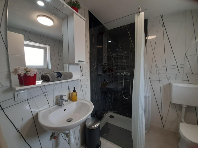 Bathroom 3, Apartmani Show Zagreb, Zagreb