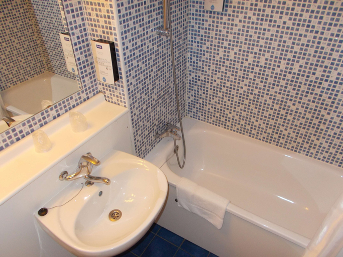 Bathroom 4, Kyriad Tarbes Odos, Hautes-Pyrénées