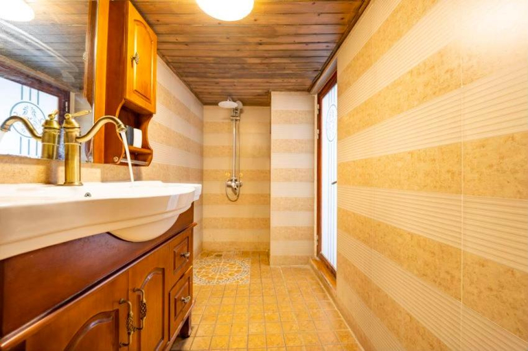 Bathroom 3, 丽江古城栖旅民宿 qi lu lnn old town lijiang, Lijiang